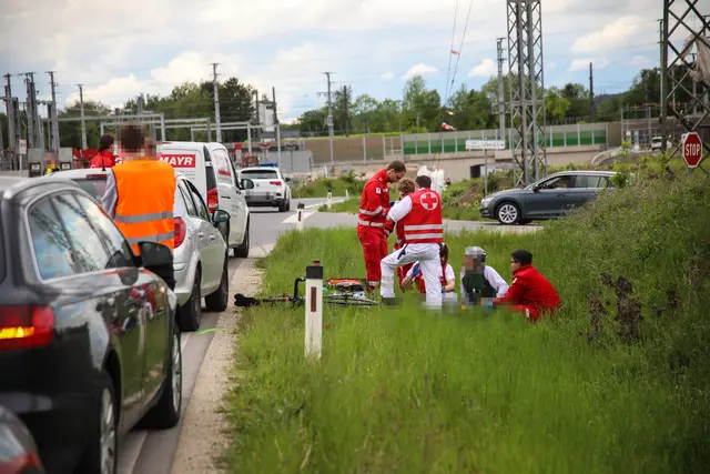 Ein Fußgänger wurde beim Überqueren einer Straße in Marchtrenk schwer verletzt und musste vom Notartzt versorgt werden.