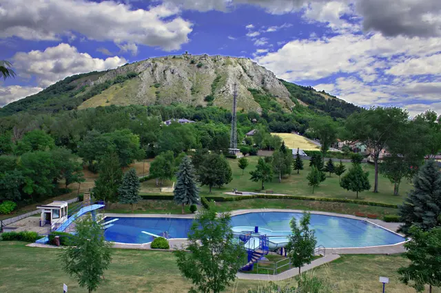 Schwimmbecken mit Braunsberg im Hintergrund