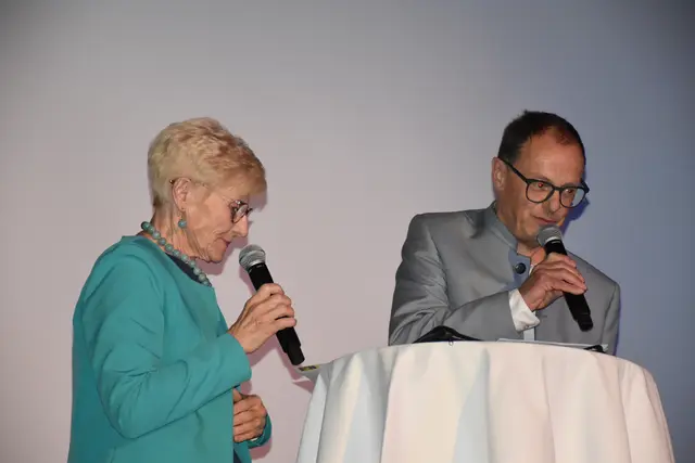 Marianne Lembacher stellte den Künstler und seinen Werdegang vor. | Foto: Alexandra Goll