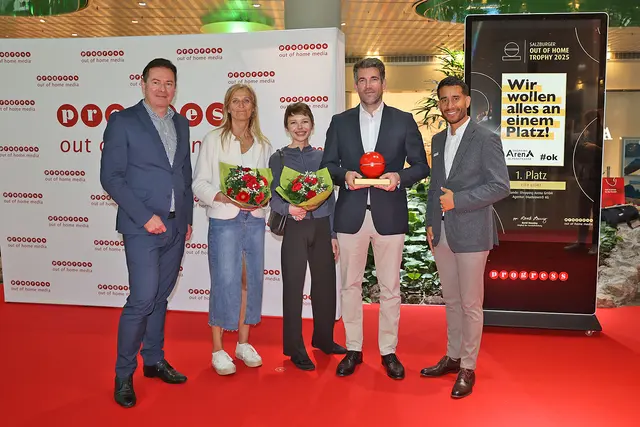Sieger City Light – Shopping Arena. v.l.n.r.: Stefan Strasser (Center Manager Shopping Arena), Beatrix Elias (Centermanagement Shopping Arena), Julia Kuglstatter und CEO Stefan Mang (beide Concept Studio bluebrown), David Nowotny (Prokurist Progress Werbung). | Foto: Progress Außenwerbung