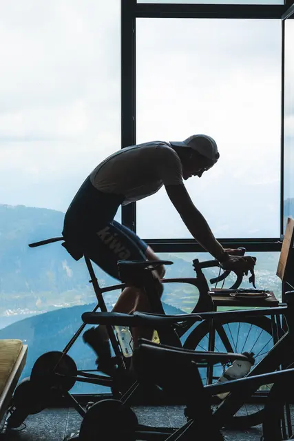 Indoor-Einheit mit Aussicht: Ein Athlet des niederländischen Olympia-Ruderteams trainiert auf dem Ergometer mit Blick auf die Berge | Foto: Sandra Halter