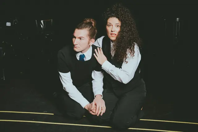 Das Volkstheater tourt wieder durch die Bezirke. Auf der Bühne stehen Augustin Groz und Claudia Kottal. Die Premiere findet am 15. Mai in der Brigittenau statt. Weitere Termine finden bis Ende Juni statt.  | Foto: Tim Dornaus