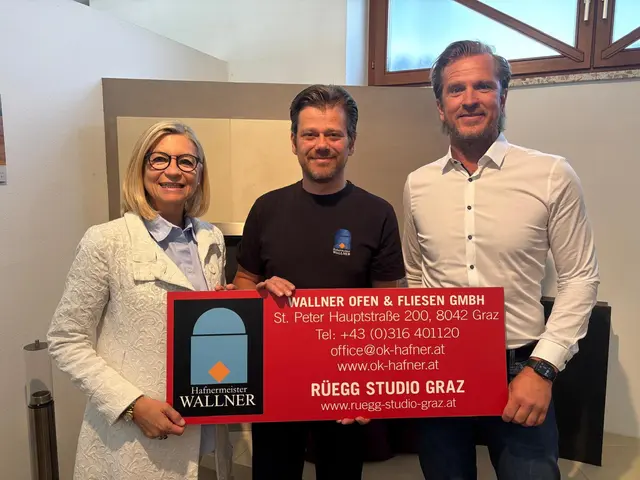 Eine Frau und zwei Männer stehen nebeneinander und halten in der Mitte ein rotes Schild
