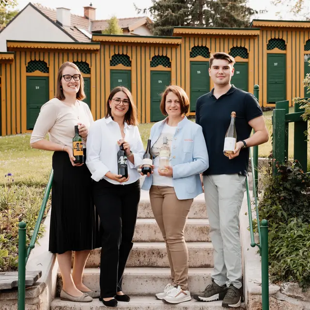 Sooß: von links nach rechts: Katharina und Anna Schwertführer, 47er Schwertführer, Sooß Gaby Schlager, Weingut Familie Schlager, Sooß Michael Hecher, Weingut Hecher, Sooß
 | Foto: Anna Fellner Fotografie