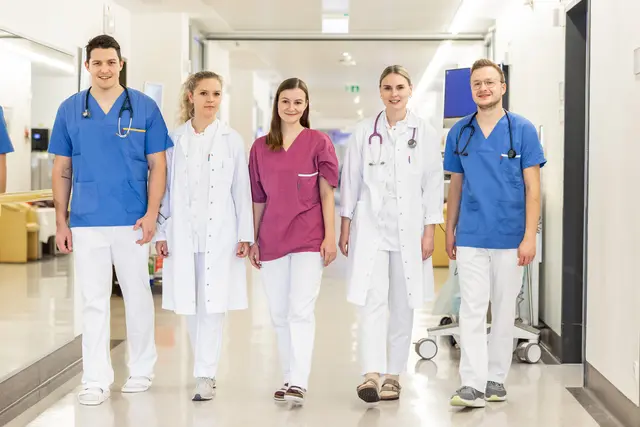 Menschlichkeit in der Medizin: Das Team des Rieder Krankenhauses arbeitet gemeinsam für das Wohl der Patient:innen. | Foto: BHS Ried/Rambossek