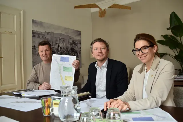 Roman Riesner (Bauabteilung), Stadtbaudirektor Michael Madreiter, Bürgermeisterin Carmen Jeitler-Cincelli. | Foto: Mirjam Preineder