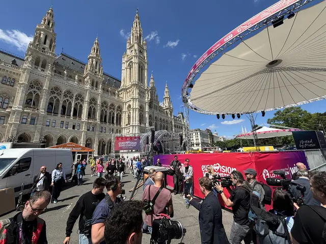 Vier Tage vor dem ersten Semifinale des Eurovision Song Contests (ESC) und zwei Tage vor der großen Opening Ceremony konnten Medien bei einem Rundgang am Rathausplatz die letzten Vorbereitungen für das Eurovision Village besichtigen. | Foto: Antonio Šećerović/MeinBezirk