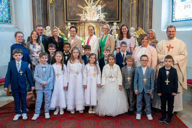 14 Kinder feierten in der Pfarre Haunoldstein das Fest der Erstkommunion. Im Bild mit den Leiterinnen der Vorbereitung Lydia Bacher und Petra Steinmetz (v. l.) mit Bürgermeister Hubert Luger, Pädagogin Alexandra Hell, VS-Direktorin Sabine Probst,  Klassenlehrerin Sonja Gehringer, Religionslehrerin Gabriela Edlinger, Pädagoginnen Lisa Gronister und Simone Buder, Musikschullehrerin Maria Haas und Kaplan Georg Sallaberger. | Foto: Karl Lahmer