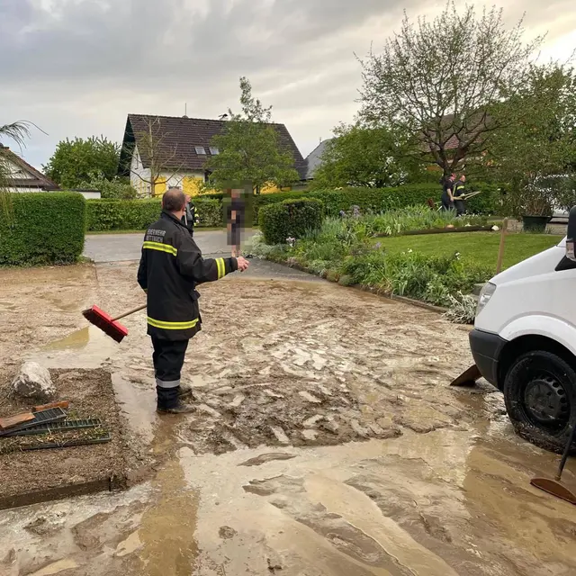 Mehrere Straßeneinfahrten wurden von Wasser- und Schlammfluten erfasst. | Foto: FF Mettmach