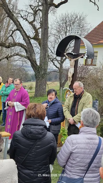 Bürgermeisterin Michael Raber dankte den fleißigen Helferinnen und Helfern, die sich um die Instandsetzung des 100 Jahre alten Wegkreuz in Rauchwart Bergen gekümmert haben.  | Foto: Gemeinde Rauchwart