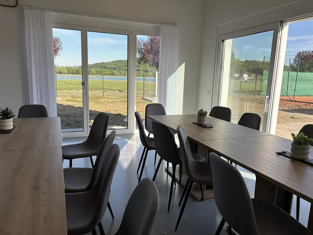 Vom neuen Tennisvereinsheim aus kann man auch auf den Badesee Rauchwart blicken.  | Foto: Elisabeth Kloiber