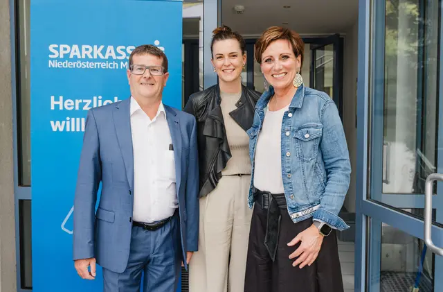 Bürgermeister Albert Pitterle, Bettina Sax (Vorstandsdirektorin Sparkasse) und Gerlinde Tröstl-Katinger (Vorständin der METAGRO Edelstahltechnik AG) | Foto: David Pomberger