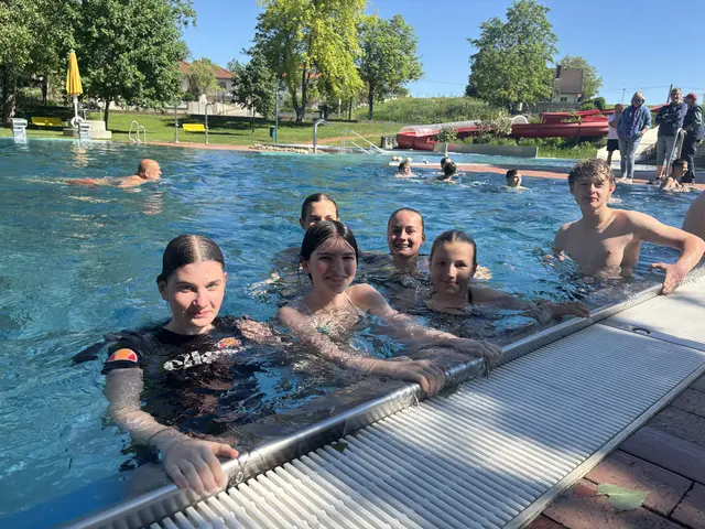 Die Schülerinnen und Schüler eröffneten die Badesaison mit dem sprungen ins kühle Nass. | Foto: Jennifer Flechl / MeinBezirk