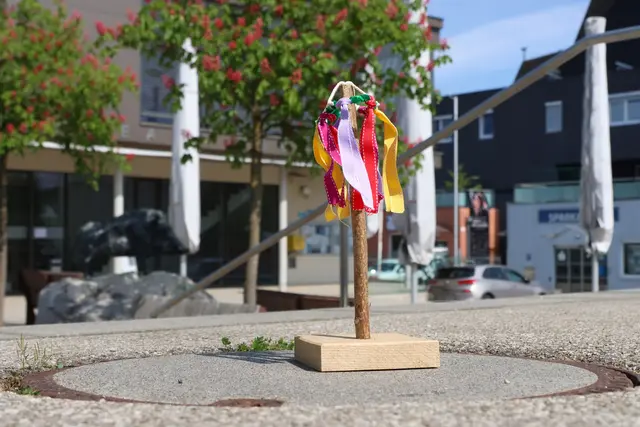 Besser klein als gar nicht: Oberösterreichs kleinster Maibaum vor dem Gemeindeamt in Eberstalzell. | Foto: laumat.at