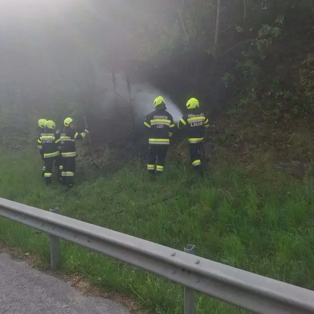 In Fahrtrichtung Klagenfurt begann eine Böschung zu brennen. | Foto: FF Steinberg