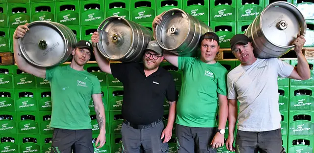 Kräftige Burschen: Rene, Markus Florian und Reinhard stemmen mühelos ein (leeres) 50 Liter Bierfass