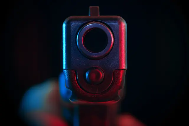 Der 23-Jährige bedrohte zehn Jugendliche mit einer Schreckschusspistole und wollte Geld von ihnen. | Foto: Denniro/smarterpix (Symbolfoto)