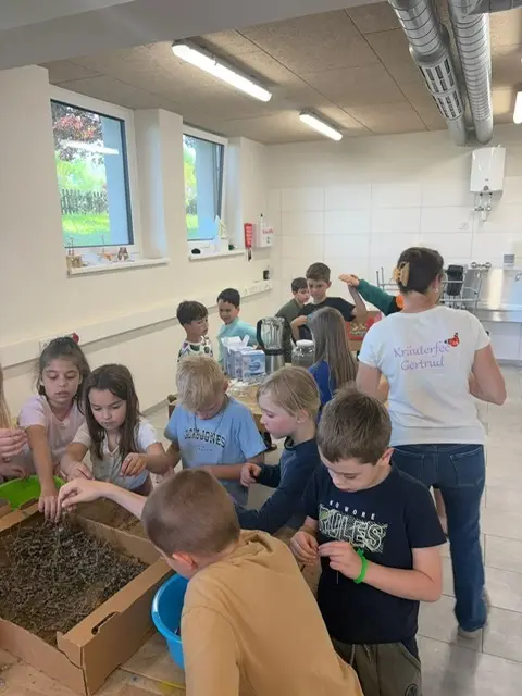 Die Kinder machten Lavendelsäcken für die Mamas. | Foto: Michaela Freisinger