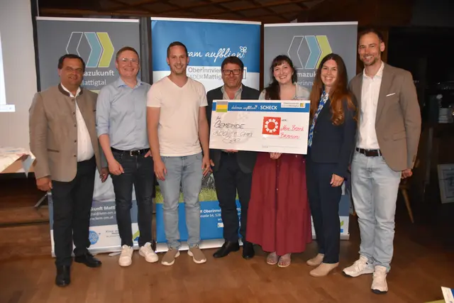 Leader-Obmann Albert Troppmair, Franz Enhuber, Thomas Huber und Bürgermeister Alfred Scherr aus Lochen, Anja Kern von MeinBezirk sowie die Leader-Manager Ulrike Kappacher und Florian Reitsammer. | Foto: Leader Oberinnviertel-Mattigtal