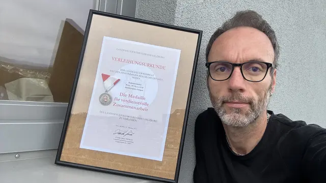 MeinBezirk-Redakteur Peter J. Wieland (MeinBezirk Salzburg/Lungau) hat „Die Medaille für verdienstvolle Zusammenarbeit“ des Landesfeuerwehrverbandes Salzburg verliehen bekommen.  | Foto: MeinBezirk Salzburg