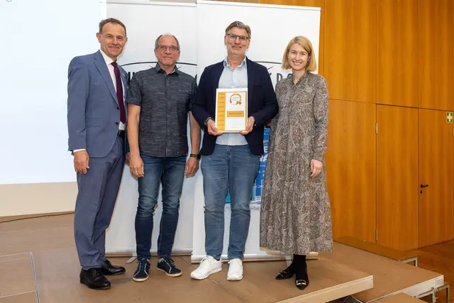 Direktor Karl-Heinz Gruber (2.v.r.) und Hermann Binder, Sportkoordinator der MS Bad Schallerbach (2.v.l.), bekamen von Christine Haberlander, Landeshauptmann-Stellvertreterin, und Fritz Scherrer, Fachinspektor für Bewegung und Sport (l.), das Schulsportgütesiegel in Gold überreicht. | Foto: Land OÖ/Andreas Krenn
