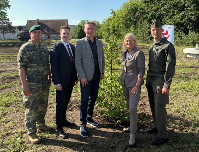 Brigadier Georg Härtinger, Landtagsabgeordneter Bernhard Heinreichsberger, Vizebürgermeister Wolfgang Mayrhofer, Verteidigungsministerin Klaudia Tanner und Oberst Rene Antl. | Foto: Christian Nowotny