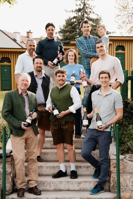 Bezirk Mödling: von oben nach unten von links nach rechts: Wolfgang Happel, Weingut Happel, Münchendorf Matthias Boos mit Sohn, Weingut Sulzer-Boos, Brunn am Gebirge Toni Nigl, Weingut Nigl-Die Junge Generation, Perchtoldsdorf Claudia Sulzer, Weingut Sulzer-Boos, Brunn am Gebirge Toni Nigl jun., Weingut Nigl-Die Junge Generation, Perchtoldsdorf Wilhelm Prüfert, Weingut Barbach, Perchtoldsdorf Johannes Leeb, Weingut Drexler-Leeb, Perchtoldsdorf Maximilian Söllner, Weingut Drexler-Leeb, Perchtoldsdorf Matthias Zechmeister-Mittl, Weingut Zechmeister, Perchtoldsdorf
 | Foto: Anna Fellner Fotografie