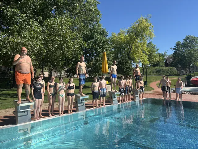 Bei sonnigen 19 Grad wurde die Freibadsaison in Gols eröffnet. | Foto: Jennifer Flechl / MeinBezirk