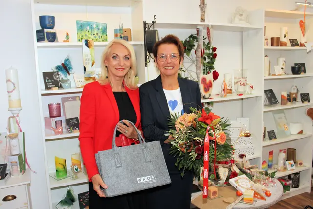 Riki Vogl gratulierte Isolde Hörandner persönlich zum Jubiläum. | Foto: Cescutti
