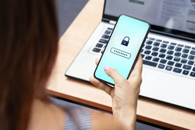 Die Frau gewährte daraufhin einem der unbekannten Täter mittels Fernzugriffssoftware Zugriff auf ihren Laptop. (Symbolfoto) | Foto: stock.adobe.com/at/ terovesalainen