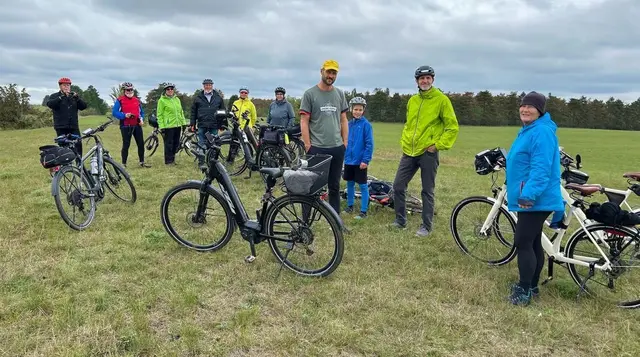 Gruppenfoto mit Fahrrädern
