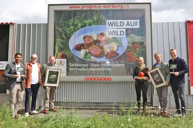 Sieger Großfläche analog - Salzburger Jägerschaft
v.l.n.r.: David Nowotny (Prokurist Progress Werbung), Alex Aichner (Aichner&amp;Friends) Ökonomierat Rudolf Rosenstatter, Ing. Theresa Kronreif (Presse- und Öffentlichkeitsarbeit Salzburger Jägerschaft), DI Josef Erber (Geschäftsführer Salzburger Jägerschaft), Dominik Sobota (Geschäftsführer Progress Werbung). | Foto: Progress Außenwerbung
