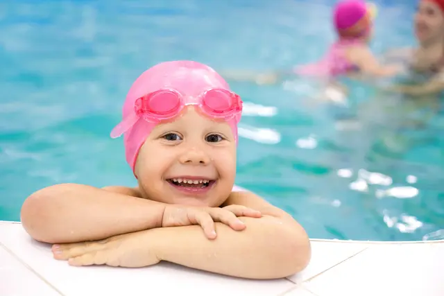 Für jede Altersklasse gibt es die passenden Schwimmkurse im Freibad Oberneukirchen. | Foto: yanlev/Smarterpix
