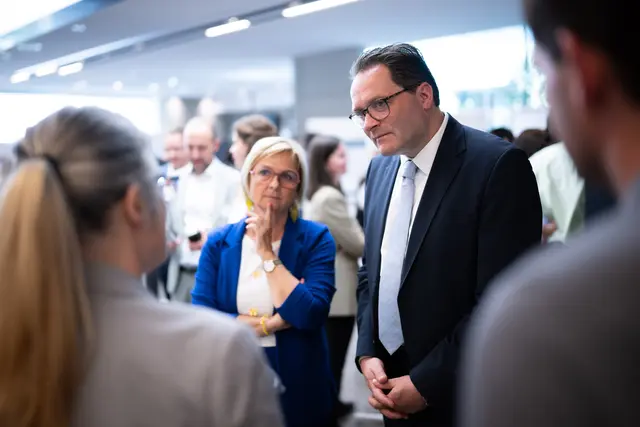 Umweltminister Norbert Totschnig und WK Steiermark Vizepräsidentin Gabi Lechner im Austausch am Circular Economy Summit | Foto: CESA26/Paul Gruber