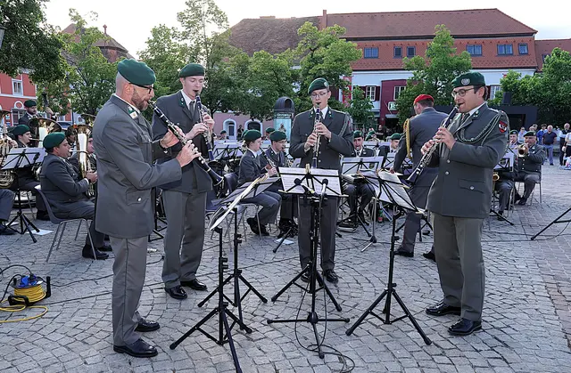 Die Militärmusik Steiermark gab auf dem Fürstenfelder Hauptplatz ein viel bejubeltes Konzert, auch großartige Solisten waren zu hören. | Foto: Waltraud Wachmann