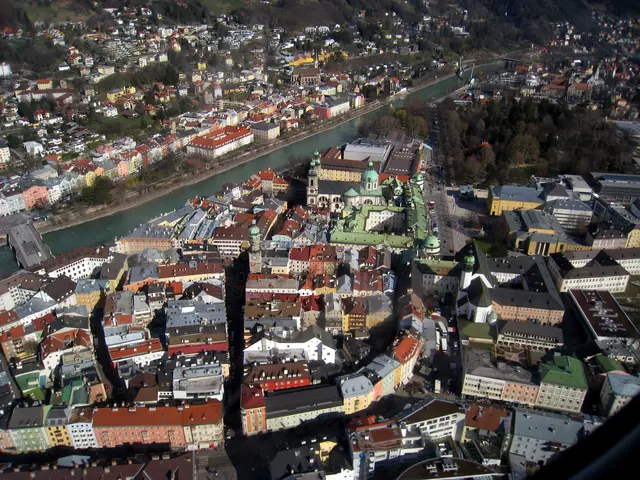 Wenig grün in der Innenstadt, viel grün im Stadtgebiet. Innsbrucker Altstadt aus der Luft (2012) | Foto: Pixabay