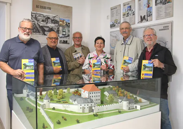 Franz Saxinger, Wolfgang Baumüller, Ignaz Märzinger, Elisabeth Mayrhauser, Raimund Holly und Anton Brand (v. l.) mit der druckfrischen Ausgabe. | Foto: MeinBezirk