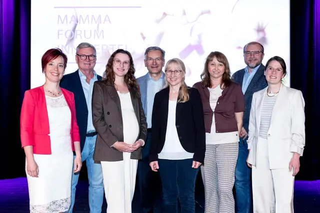 Franziska Schön (Leitende Apothekerin, Krankenhaus Braunau), Oberarzt Peter Wurm (Leiter Brustgesundheitszentrum Ried), Petronella Flachbartova (Innere Medizin 2, Krankenhaus Braunau), Primar Gottfried Hasenöhrl (Leiter Brustgesundheitszentrum Braunau), Oberärztin Sandra Mroczek (Fachärztin für Chirurgie, Klinikum Schärding), Oberärztin Lyudmyla Zaunmayr (Leiterin Brustambulanz, Krankenhaus Braunau), Oberarzt Peter Prötsch (Leiter Brustgesundheitszentrum Schärding) und Franziska Weinberger (Ärztin in Ausbildung zur Fachärztin, Krankenhaus Ried). | Foto: Krankenhaus Braunau