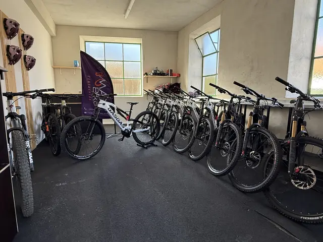 Zehn E-Bikes stehen in der Bikegarage bereit.