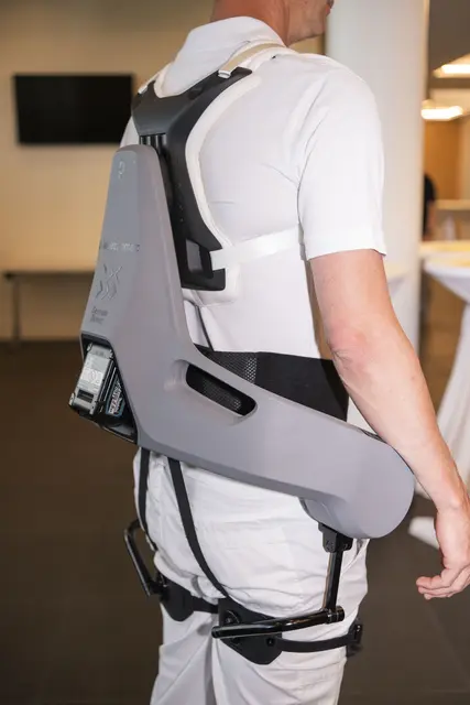 Das Exoskelett unterstützt Bewegungsabläufe, indem es den Körper entlastet und zusätzlich Stabilität gibt. Menschen mit eingeschränkter Mobilität können damit länger selbstständig stehen oder gehen. | Foto: NÖ LGA / Daniela Matejschek