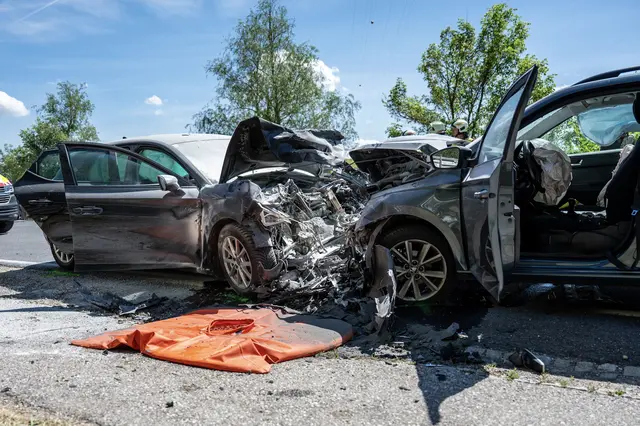 Zwei Fahrzeuge waren auf der B3 im Bereich Dornach am Freitag kollidiert. | Foto: FOTOKERSCHI / SIMON BRANDSTÄTTER