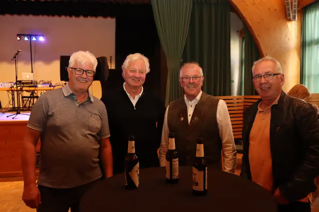 Beste Stimmung: Franz Gatt, Walter Höllwarth, Altbgm. Josef Gatt und Romed Giner (Alpenverein Hall). | Foto: Kendlbacher