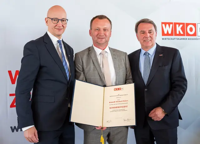 WKNÖ-Direktor Johannes Schedlbauer, der geehrte Kommerzialrat Michael Holzer und WKNÖ-Präsident Wolfgang Ecker. | Foto: Andreas Kraus