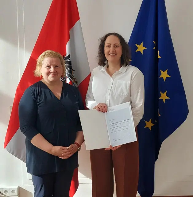 Ministerin Corinna Schumann überreichte Maria Schwarzmann das Ernennungsdekret. | Foto: Ministerium