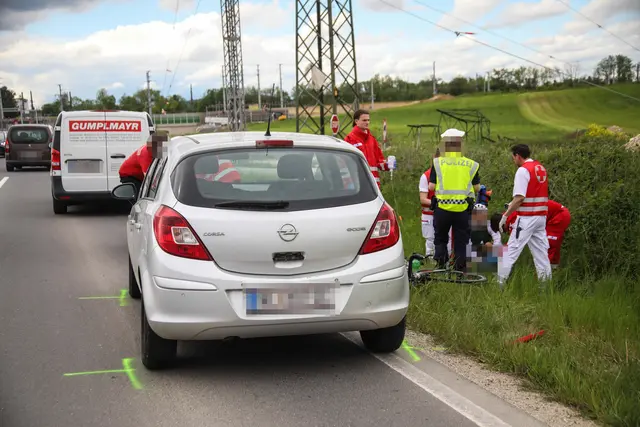 Ein Fußgänger wurde beim Überqueren einer Straße in Marchtrenk schwer verletzt und musste vom Notartzt versorgt werden.