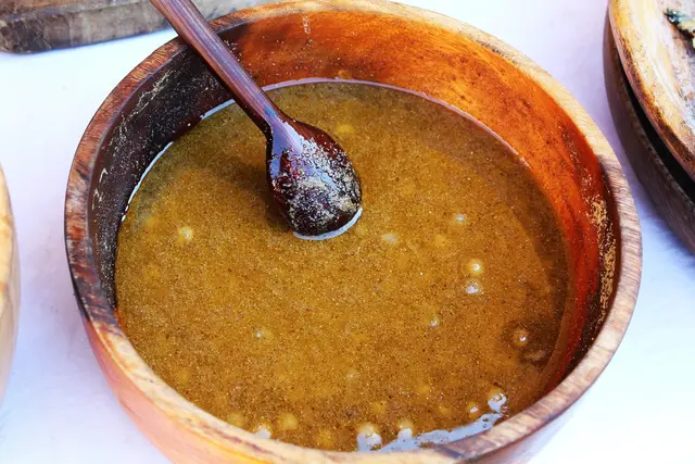 Holzschale mit Hülsenfrüchte-Suppe