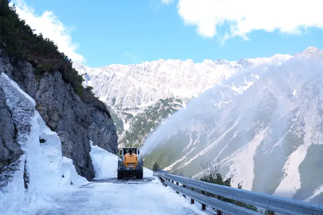 In den vergangenen Wochen wurde die Hahntennjochstraße vom Schnee geräumt und für den Verkehr hergerichtet. | Foto: Land Tirol/Schallhart