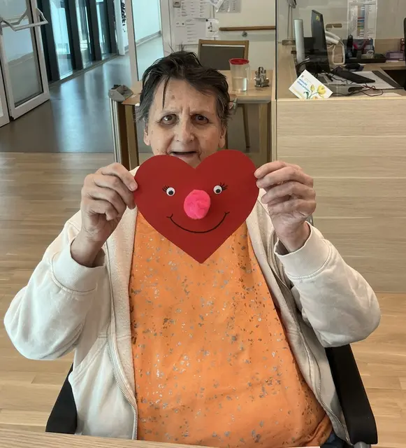 Bewohnerin Brigitta Höfler mit dem gebastelten Muttertagsherz.  | Foto: PBZ Himberg
