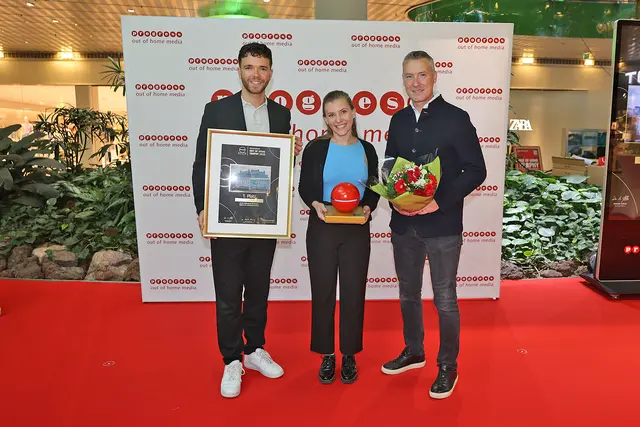 Sieger Innovative &amp; Ambient Media - Salzburg AG
v.l.n.r.: Fabian Schwaiger (Progress Werbung), Regina Bachmaier (Salzburg AG), Dominik Sobota (Geschäftsführer Progress Werbung) | Foto: Progress Außenwerbung