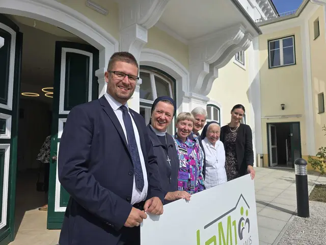 Bürgermeister Florian Pfaffelmaier (Wir für Wöst/ÖVP) mit den Klosterschwestern und der Leitung Sandra Langenreiter. | Foto: ©KR8 Media